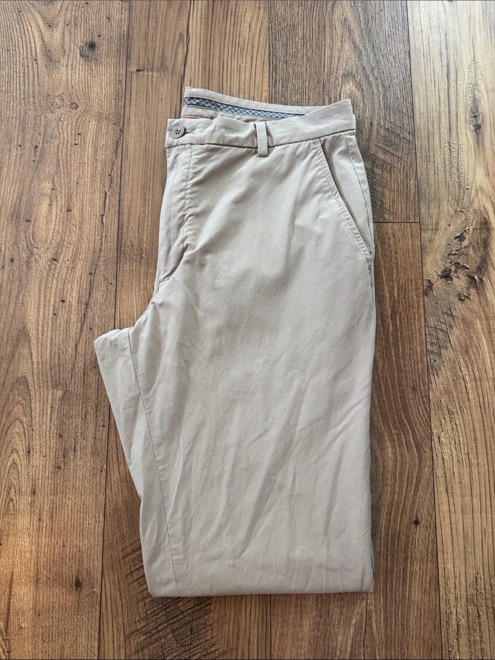 Vineyard Vines Lightweight OTG Performance Pants in Khaki